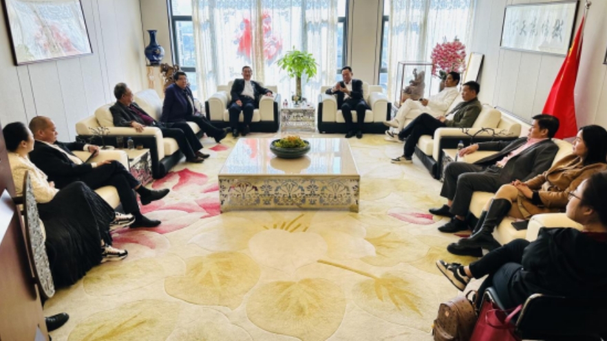 “携手港澳，报效祖国”澳洲侨领代表团一行莅临大中华集团参观考察