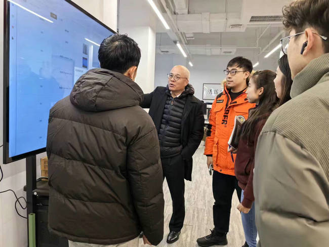 怡和（JEC）蒞臨我司指導驗收機房巡檢機器人