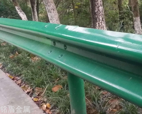 护栏板立柱的放线定位对防撞护栏的外观质量影响较大