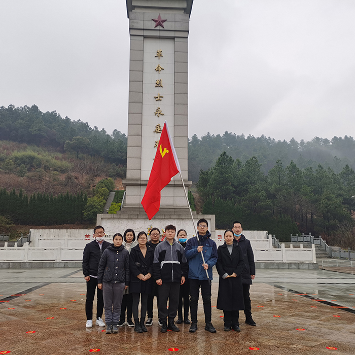 缅怀先烈，致敬英雄