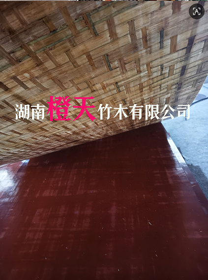 单面膜单面素面竹胶板：一面平整，一面防滑