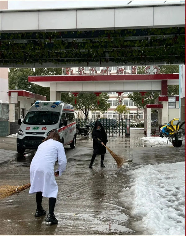 芜湖湖南商会党员志愿者铲雪除冰暖人心