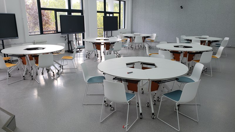学校家具实景-可拼接会议桌及活动课桌椅送装效果