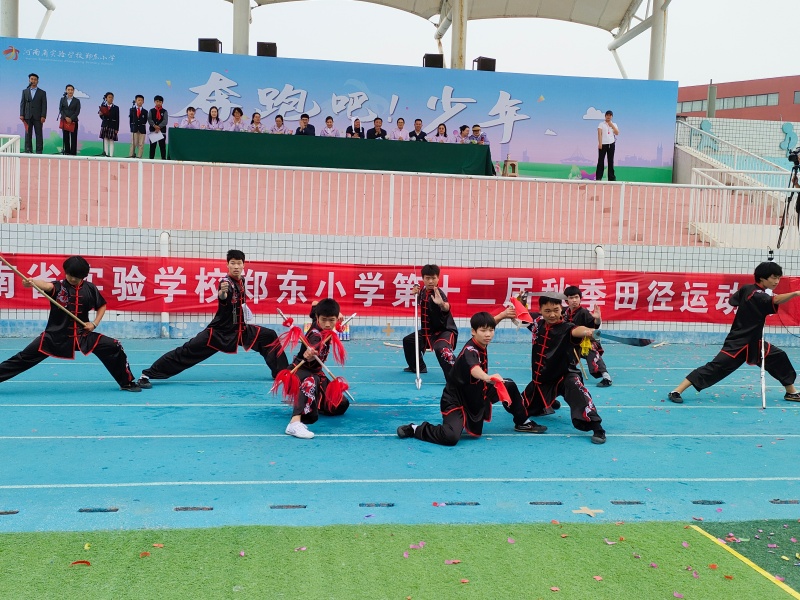 少林功夫走进河南省实验学校_副本.jpg