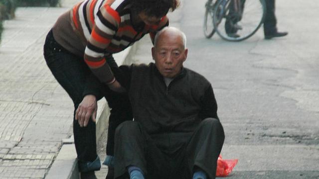 为守护独居老人，天津实施“智慧养老”，76岁老人摔倒及时获救