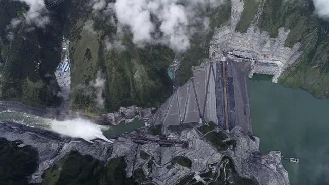 雅砻江两河口水电站正式投产发电
